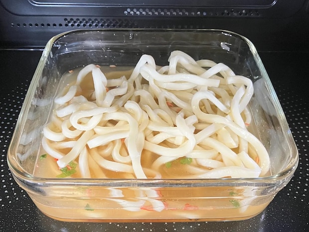 鍋を洗いたくない日の正解! 五目チャーハンの素のみで味つけ “レンチン”うどんレシピ