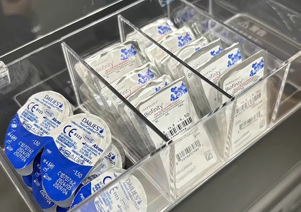 『透明収納ケース（フタ付、B）』でコンタクトの収納をした写真（撮影：キジカク）