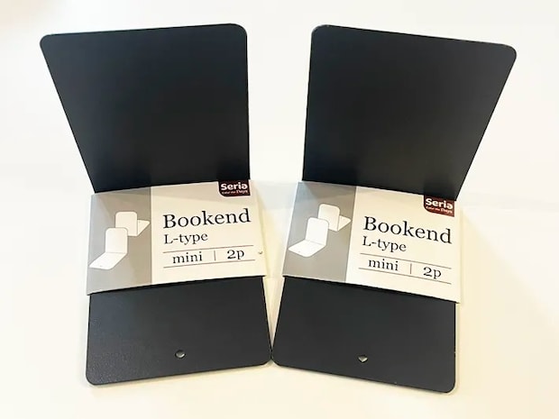 セリアで買ったブックエンドの写真（撮影：ライフハック編集部）