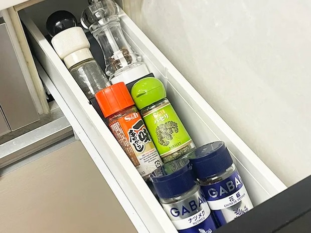スパイスラックにブックエンドを並べて調味料を入れた写真（撮影：ライフハック編集部）