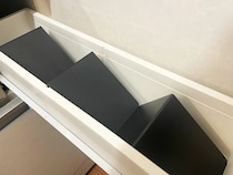100均のブックエンドで調味料がスッキリ！　意外な活用法に「見やすさに感動」