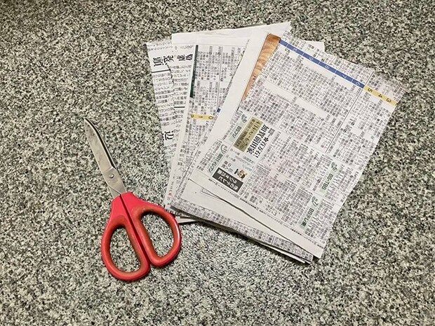 新聞紙の1面を8分の1サイズに切った写真（撮影：grapeライフハック編集部）