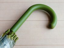 100均クッションゴムを『傘の柄』に貼ると？　活用法に「マジかよ」「毎回やる」【ライフハック4選】