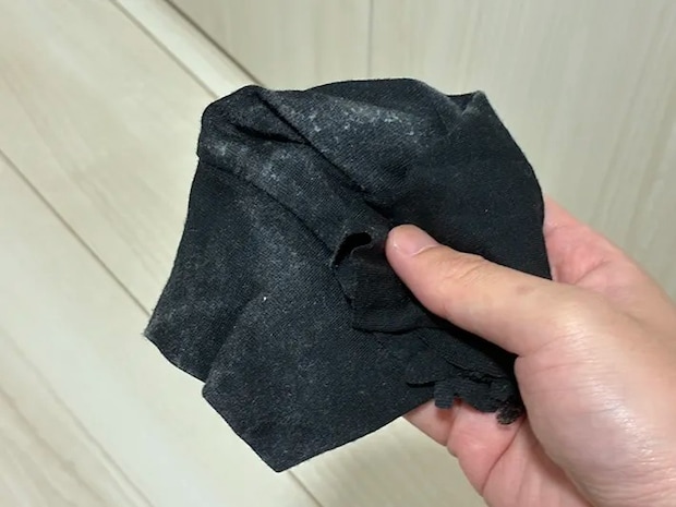 掃除に使ったヒートテックの布の写真（撮影：grapeライフハック編集部）