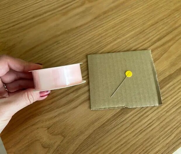 リボン、ダンボール、まち針（撮影：grapeライフハック編集部）