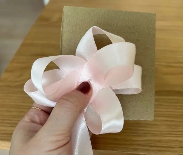 リボンを繰り返し巻いてボリュームを出している様子（撮影：grapeライフハック編集部）