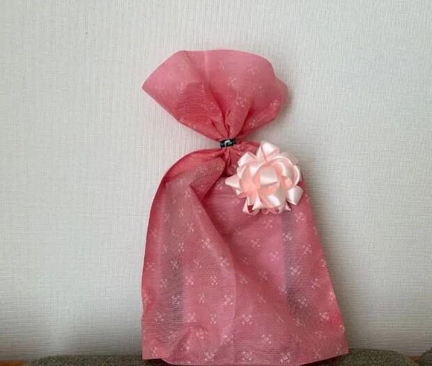 完成したお花リボンをプレゼントに取りつけた様子（撮影：grapeライフハック編集部）