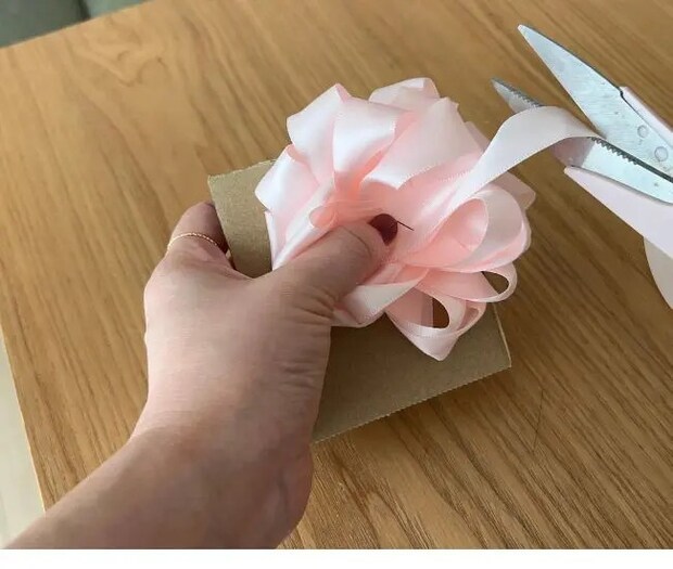 リボンをカットしている様子（撮影：grapeライフハック編集部）