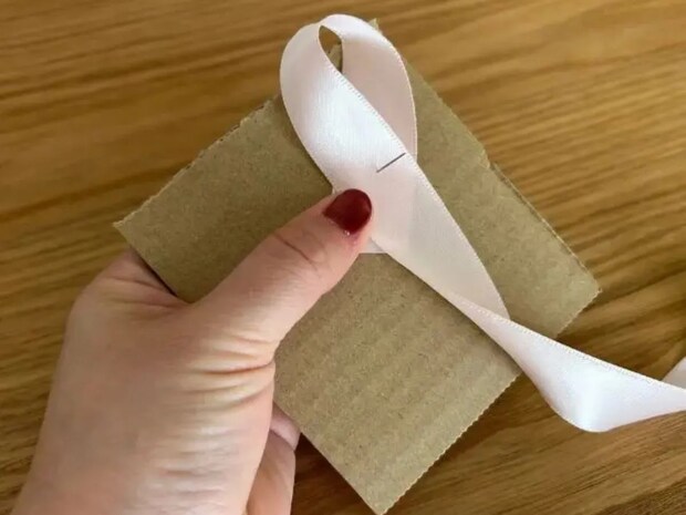 リボンをクルクルと折り返すだけ！　手作りラッピングに「不器用でもできそう」