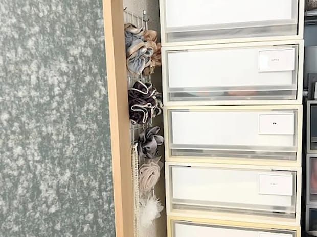 『ワイヤーネットで隙間収納』の写真（撮影：Classy Life）