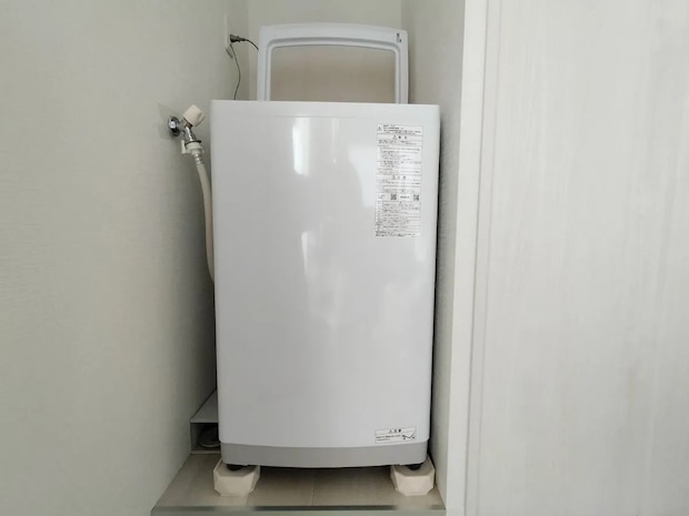 「たった5cmの隙間が…」　洗濯機横の100均収納術に「コレは賢い」「真似する」【隙間収納4選】