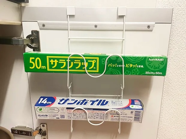 鍋蓋ラックにラップ類を収納した写真（撮影：ライフハック編集部）