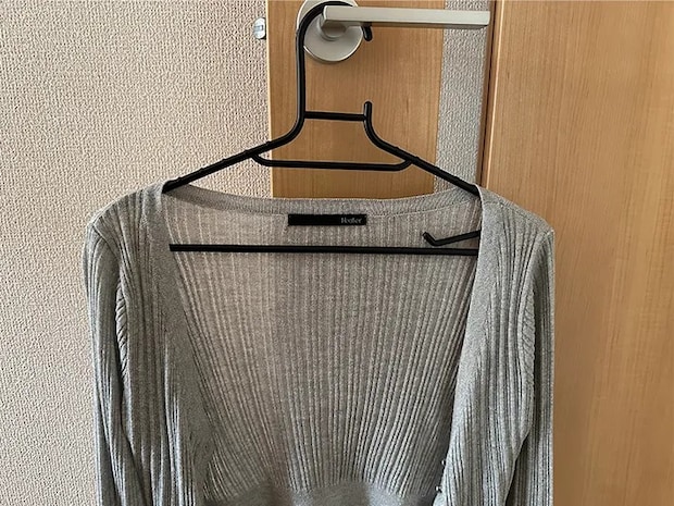 輪ゴムを巻いたハンガーに服をかけた画像（撮影：grapeライフハック編集部）