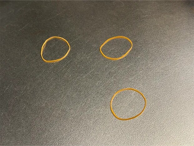 輪ゴムを複数個置いている画像（撮影：grapeライフハック編集部）