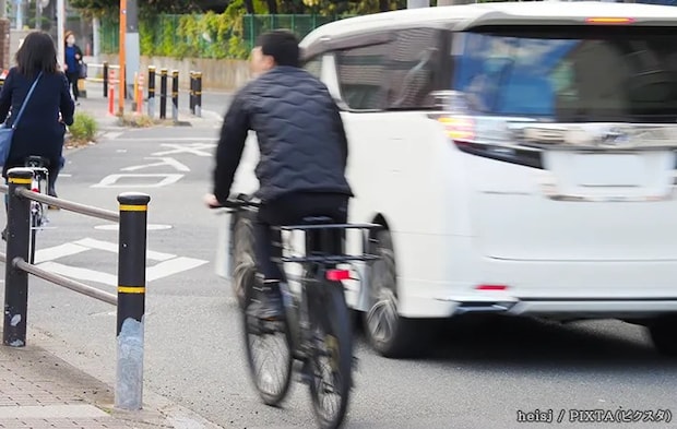 道路を走る自転車の写真