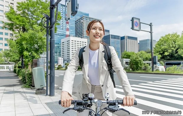 自転車に乗る女性の写真