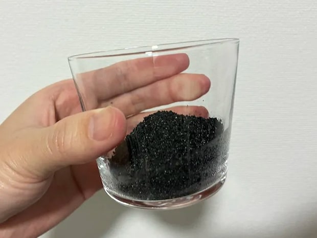 小さな容器に入った、貼らないカイロの中身（撮影：grapeライフハック編集部）
