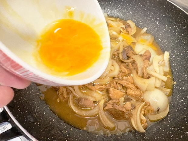 『サバの味噌煮親子丼風』写真（撮影：grapeフード編集部）