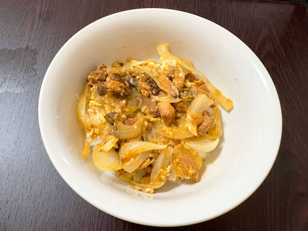 『サバの味噌煮親子丼風』写真（撮影：grapeフード編集部）