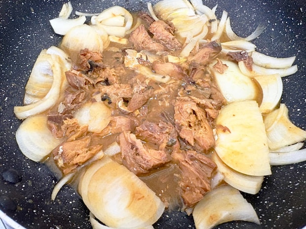 『サバの味噌煮親子丼風』写真（撮影：grapeフード編集部）