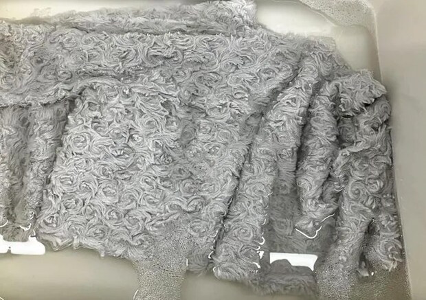 スヌードをつけ置き洗いする写真（撮影：Heulie）