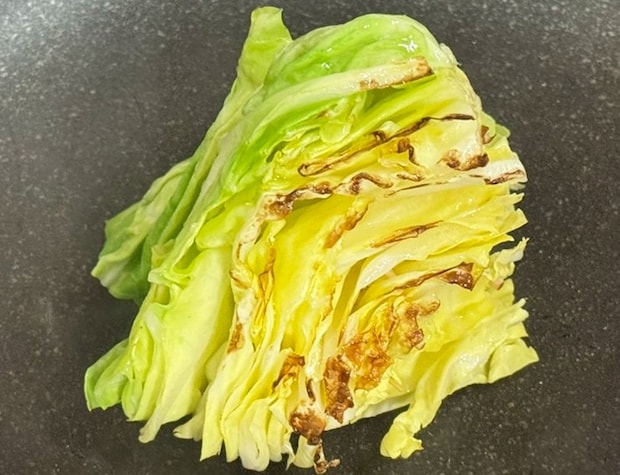 焼いたキャベツ（撮影:grapeフード編集部）