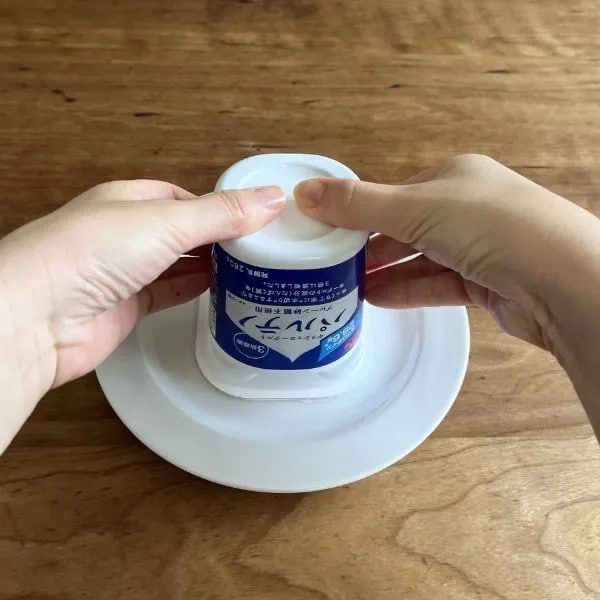 容器をひっくり返している様子（撮影：grapeフード編集部）