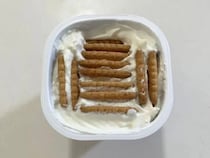 ヨーグルトに『サブレ』を沈めるだけ！　一晩で完成するケーキに「驚いた」「早速作りたい」