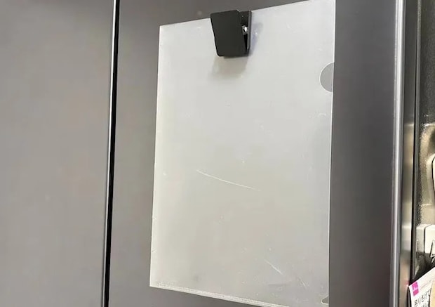 『冷蔵庫に貼り付けたクリアファイル』の写真（撮影：キジカク）