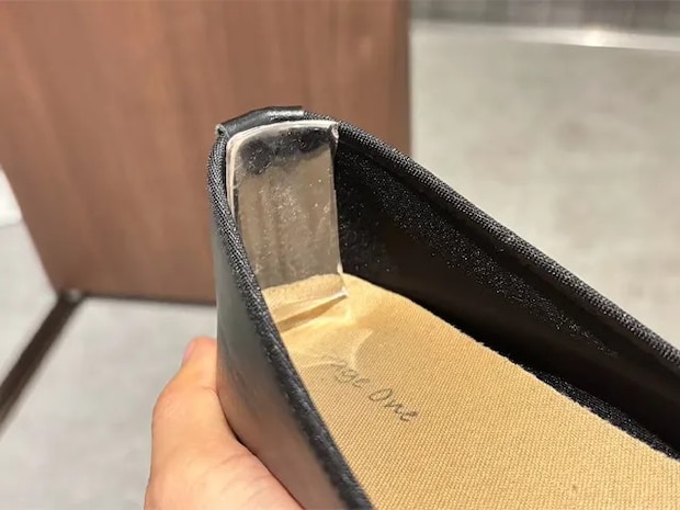 耐震マットを靴の内側に貼った場面（撮影：キジカク）