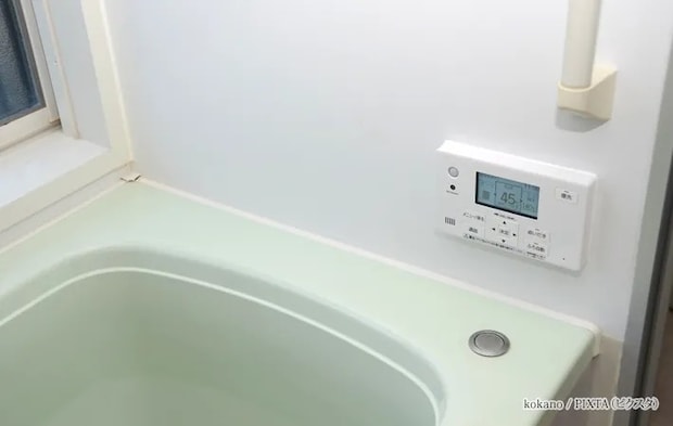 『風呂にある給湯器のリモコン・エコ給湯』の写真