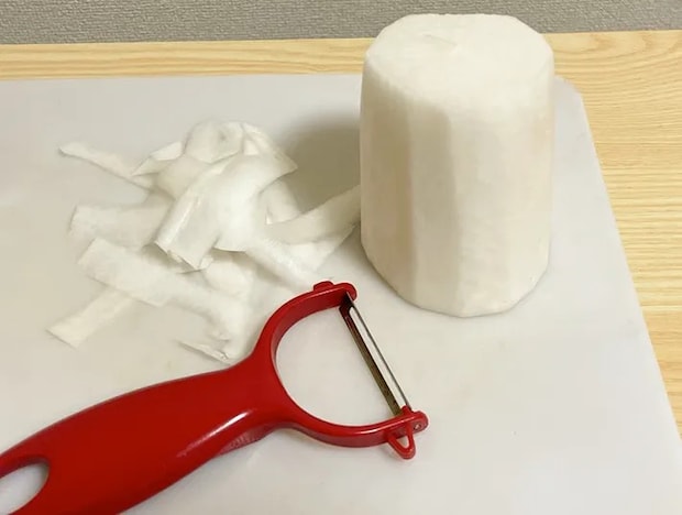 大根をピーラーで薄切りにする写真（撮影：grapeフード編集部）