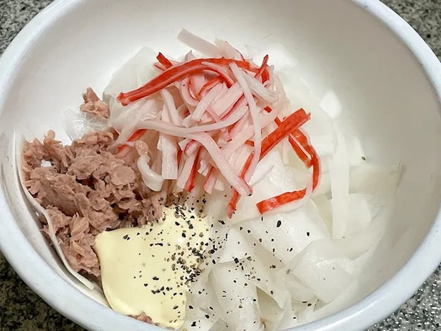 大根、ツナ、カニカマ、マヨネーズなどを入れたボウルの写真（撮影：grapeフード編集部）