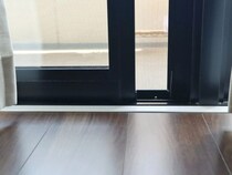 100均『アルカリ電解水』をサッシに吹きかけると？　仕上がりに「ラクそう」「賢い」【掃除テク4選】