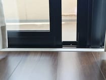 100均『アルカリ電解水』をサッシに吹きかけると？　仕上がりに「ラクそう」「賢い」【掃除テク4選】