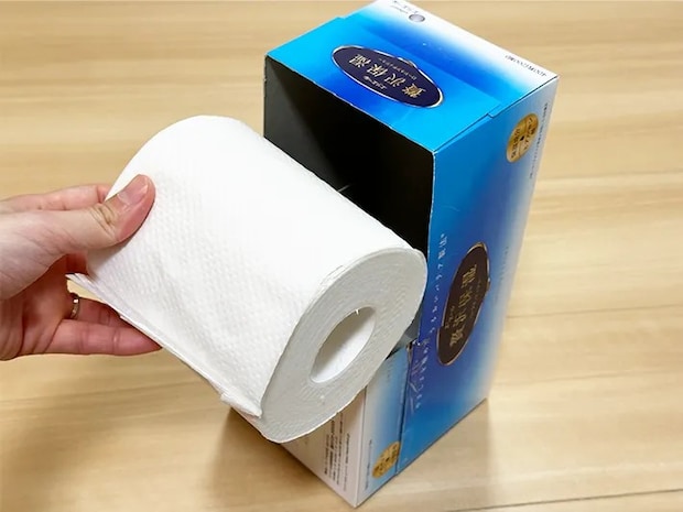 加工したティッシュの空箱にトイレットペーパーを入れようとしている画像（撮影：grapeライフハック編集部）