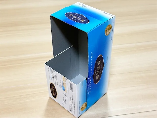 加工したティッシュの空箱を立てた画像（撮影：grapeライフハック編集部）