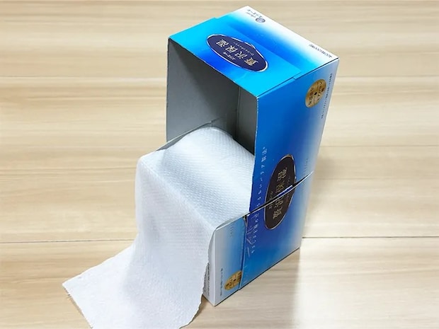 加工したティッシュの空箱にトイレットペーパーを入れた画像（撮影：grapeライフハック編集部）