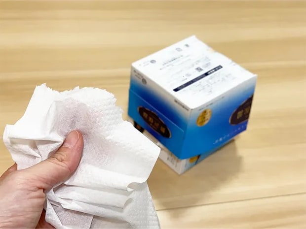 トイレットペーパーケースからトイレットペーパーを切った画像（撮影：grapeライフハック編集部）