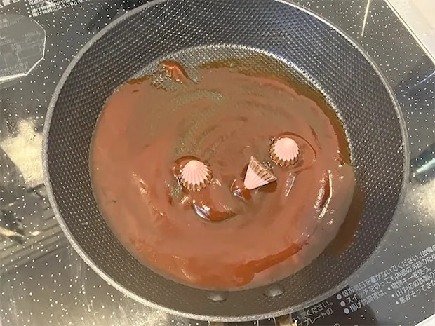 ケチャップ、ソース、酒を混ぜ、アポロチョコレートを入れた場面（撮影：grapeフード編集部）