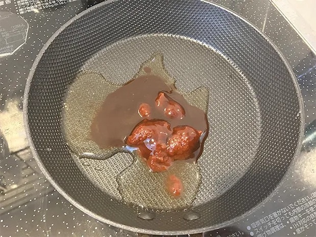 ケチャップ、ソース、酒をフライパンに入れた場面（撮影：grapeフード編集部）