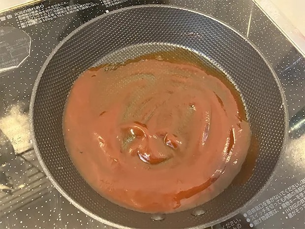 ケチャップ、ソース、酒を混ぜた場面（撮影：grapeフード編集部）