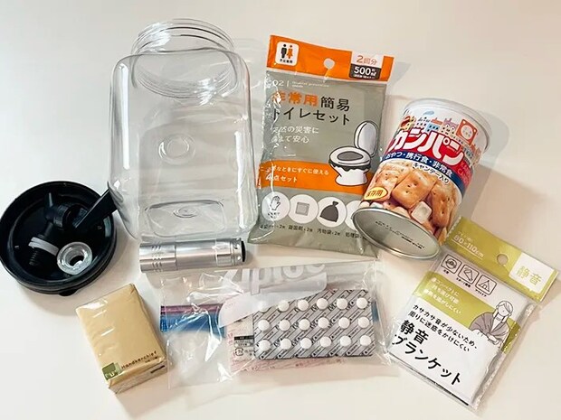 ウォータージャグと防災グッズを並べた写真（撮影：grapeライフハック編集部）
