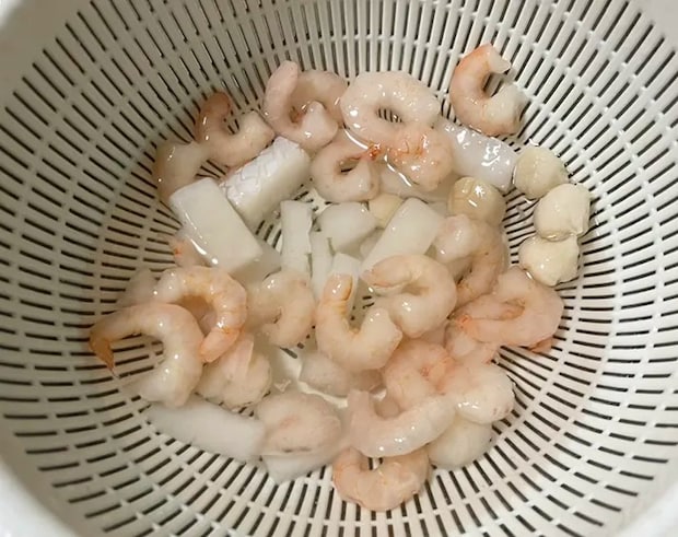 水に漬けたシーフードミックスの写真（撮影：grapeフード編集部）