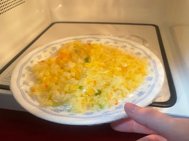 冷凍ピラフを電子レンジで加熱した写真（撮影：grapeフード編集部）