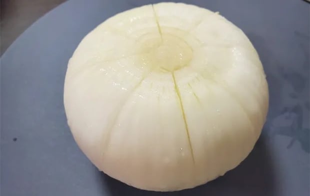 放射線状に切りこみを入れた新玉ねぎ（撮影：エニママ）