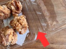 惣菜パックのつなぎ目に『輪ゴム』を引くと？　思わぬ裏技に「試すしかない」「めっちゃ便利」
