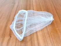 ピンチつきフックに『排水口ネット』を吊るすと？　小物の収納術に「スッキリ」「絶対試す」【活用法4選】