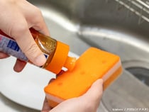 キッチンスポンジ、最近いつ替えた？　『汚れ』がついたスポンジで皿を洗うと…