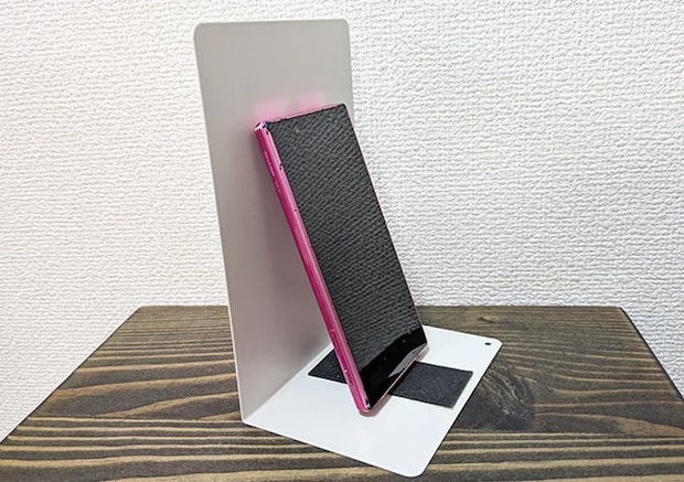 『ブックエンド』を『スマホスタンド』にする写真（撮影：grape編集部）